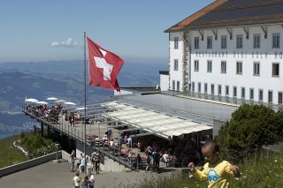L'hôtellerie suisse devrait avoir enregistré un nombre de nuitées en hausse en juin (archives). KEYSTONE/GAETAN BALLY
